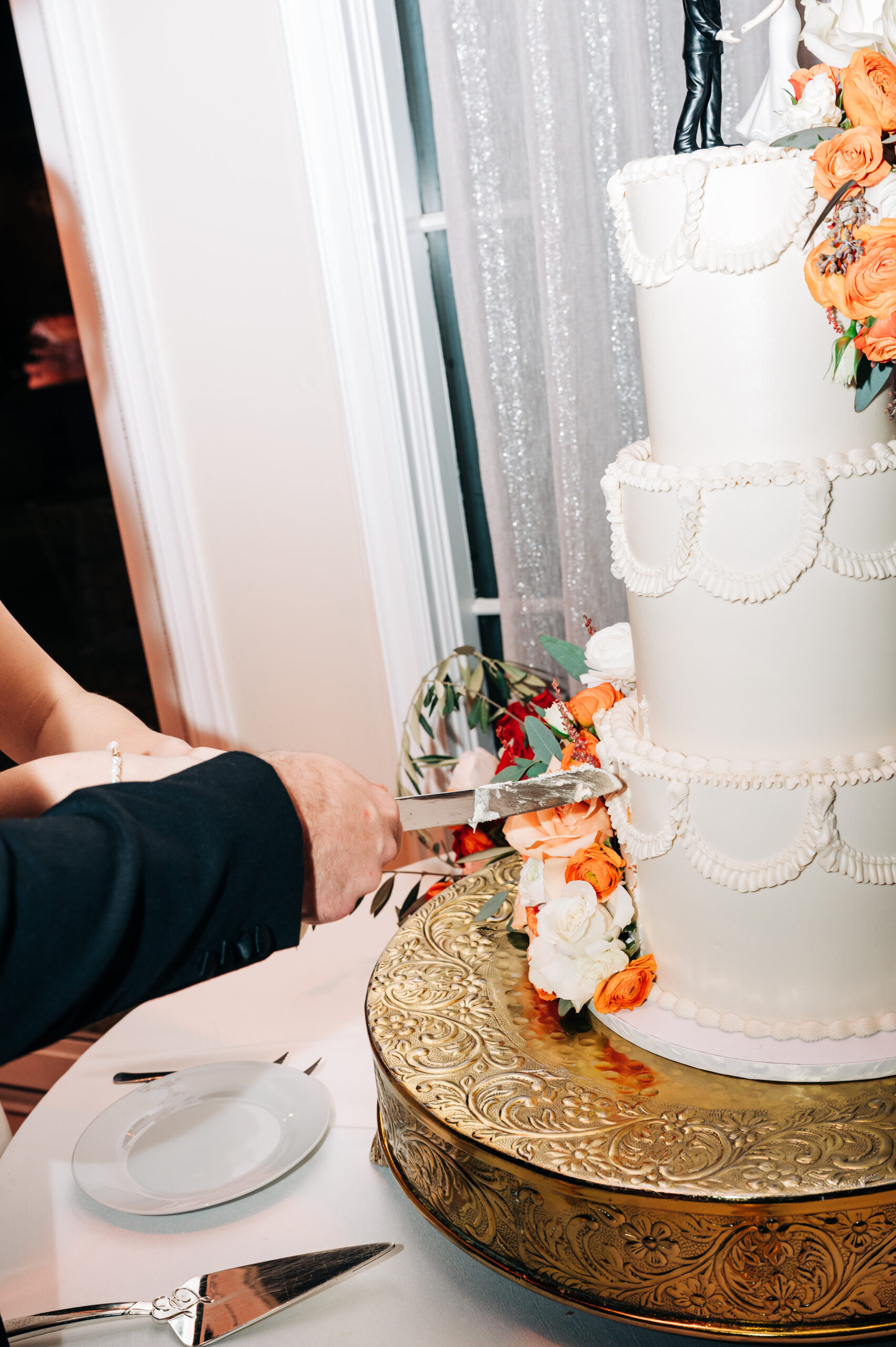 Couple cutting their wedding cake at Benvenuto in Boynton Beach